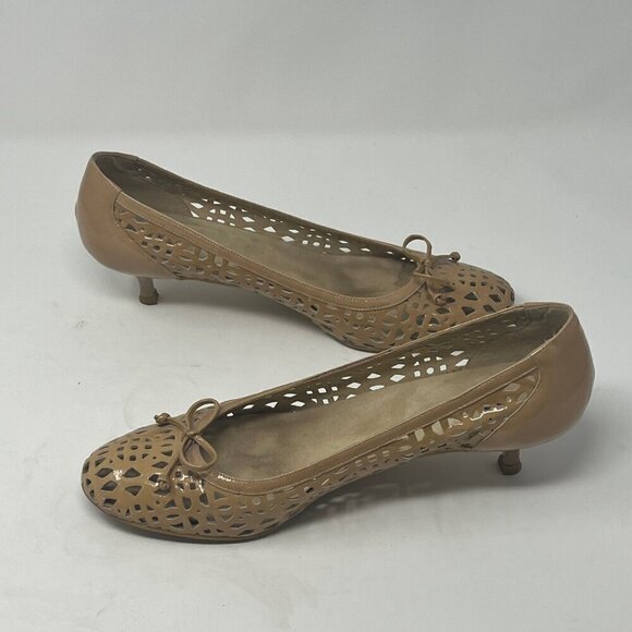 Stuart Weitzman kitten heels beige tan 8.5 perforated bows - Picture 6 of 10